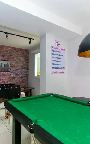 Apartamento à venda com 45m², 1 quarto e sem vaga Apartamento à venda com 45m², 1 quarto e sem vagaSala de jogos com mesa de bilhar, foqueira e quadra de futsal, com decoração moderna e iluminação adequada.