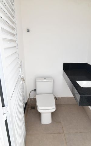 Casa de condomínio à venda com 245m², 3 quartos e 2 vagasBanheiro de serviço