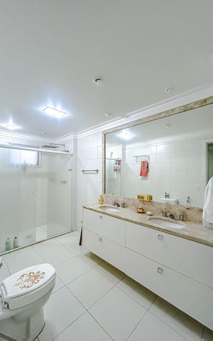 Apartamento à venda com 243m², 4 quartos e 4 vagasBanheiro da Suíte 1