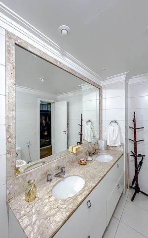 Apartamento à venda com 243m², 4 quartos e 4 vagasBanheiro da Suíte 1