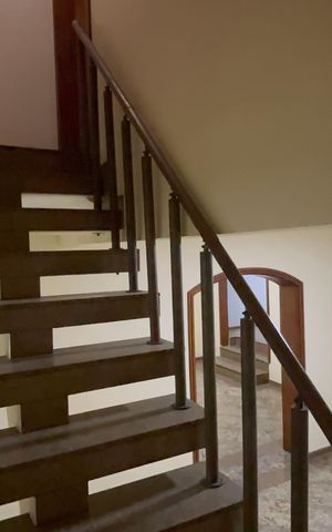 Casa à venda com 369m², 3 quartos e 2 vagasEscada