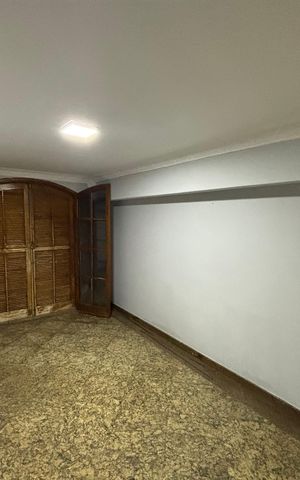 Casa à venda com 369m², 3 quartos e 2 vagasEscritório