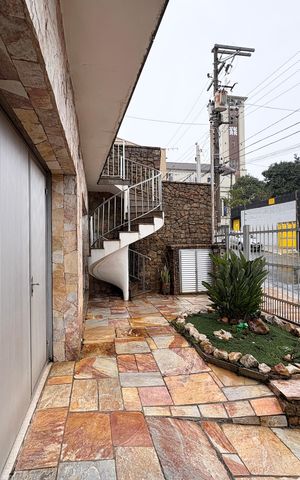 Casa à venda com 253m², 6 quartos e 5 vagas Casa à venda com 253m², 6 quartos e 5 vagasGaragem externa/ Entrada
