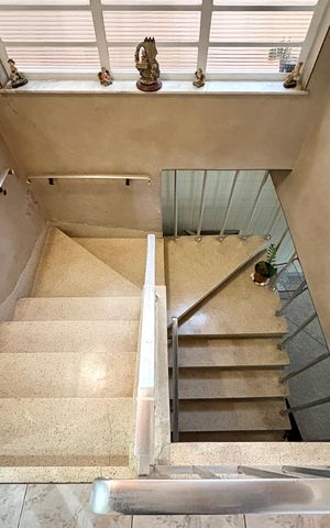 Casa à venda com 253m², 6 quartos e 5 vagas Casa à venda com 253m², 6 quartos e 5 vagasEscada para garagem
