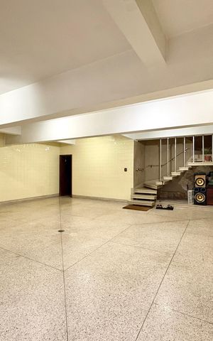 Casa à venda com 253m², 6 quartos e 5 vagas Casa à venda com 253m², 6 quartos e 5 vagasGaragem