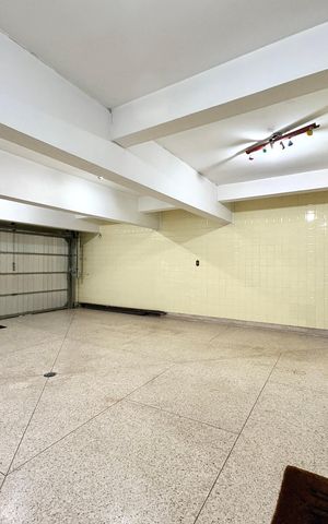 Casa à venda com 253m², 6 quartos e 5 vagas Casa à venda com 253m², 6 quartos e 5 vagasGaragem