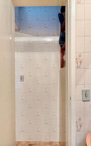 Casa à venda com 253m², 6 quartos e 5 vagas Casa à venda com 253m², 6 quartos e 5 vagasEdícula - Banheiro