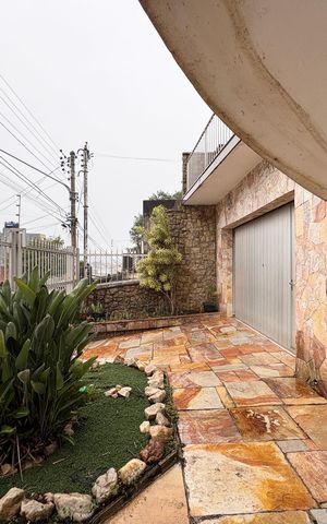 Casa à venda com 253m², 6 quartos e 5 vagas Casa à venda com 253m², 6 quartos e 5 vagasGaragem externa