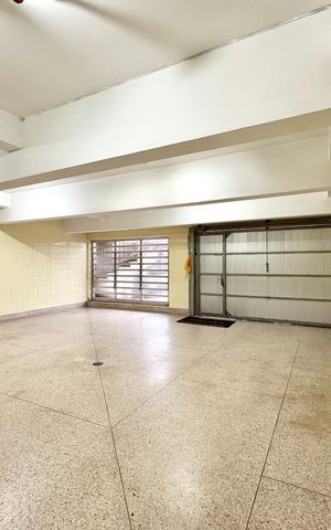 Casa à venda com 253m², 6 quartos e 5 vagas Casa à venda com 253m², 6 quartos e 5 vagasGaragem