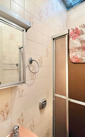 Casa à venda com 253m², 6 quartos e 5 vagas Casa à venda com 253m², 6 quartos e 5 vagasEdícula - Banheiro