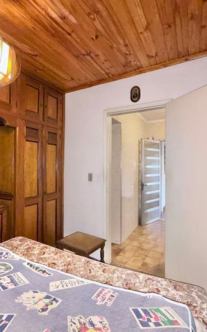 Casa à venda com 253m², 6 quartos e 5 vagas Casa à venda com 253m², 6 quartos e 5 vagasEdícula - Quarto