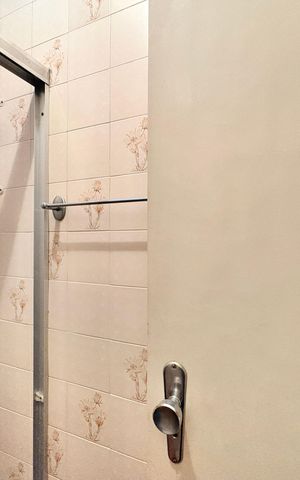 Casa à venda com 253m², 6 quartos e 5 vagas Casa à venda com 253m², 6 quartos e 5 vagasEdícula - Banheiro