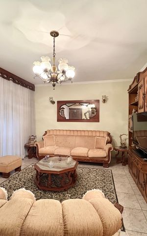 Casa à venda com 253m², 6 quartos e 5 vagas Casa à venda com 253m², 6 quartos e 5 vagasSala