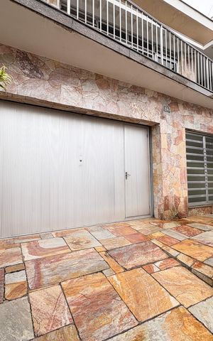 Casa à venda com 253m², 6 quartos e 5 vagas Casa à venda com 253m², 6 quartos e 5 vagasGaragem externa/ Entrada
