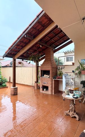 Casa à venda com 253m², 6 quartos e 5 vagas Casa à venda com 253m², 6 quartos e 5 vagasQuintal/ Churrasqueira