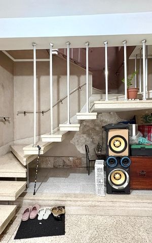 Casa à venda com 253m², 6 quartos e 5 vagas Casa à venda com 253m², 6 quartos e 5 vagasEscada da garagem