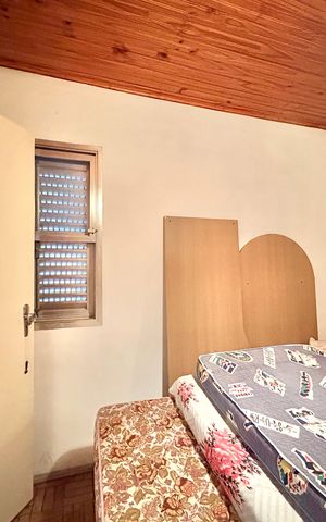Casa à venda com 253m², 6 quartos e 5 vagas Casa à venda com 253m², 6 quartos e 5 vagasEdícula - Quarto