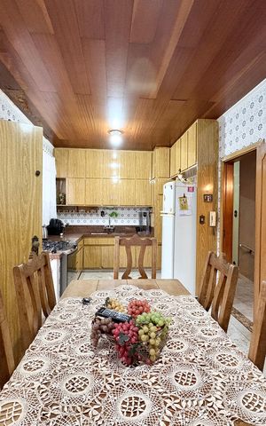 Casa à venda com 253m², 6 quartos e 5 vagas Casa à venda com 253m², 6 quartos e 5 vagasCozinha