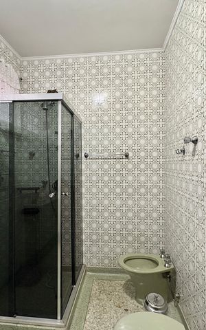 Casa à venda com 253m², 6 quartos e 5 vagas Casa à venda com 253m², 6 quartos e 5 vagasBanheiro 1