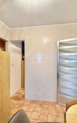 Casa à venda com 253m², 6 quartos e 5 vagas Casa à venda com 253m², 6 quartos e 5 vagasEdícula - Cozinha