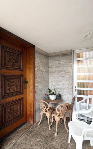 Casa à venda com 253m², 6 quartos e 5 vagas Casa à venda com 253m², 6 quartos e 5 vagasEntrada