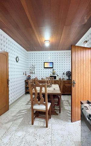 Casa à venda com 253m², 6 quartos e 5 vagas Casa à venda com 253m², 6 quartos e 5 vagasCozinha