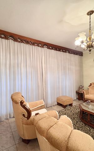 Casa à venda com 253m², 6 quartos e 5 vagas Casa à venda com 253m², 6 quartos e 5 vagasSala