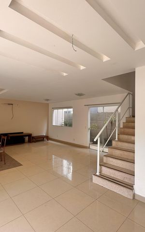 Casa de condomínio para alugar com 300m², 4 quartos e 3 vagas Casa de condomínio para alugar com 300m², 4 quartos e 3 vagasSala