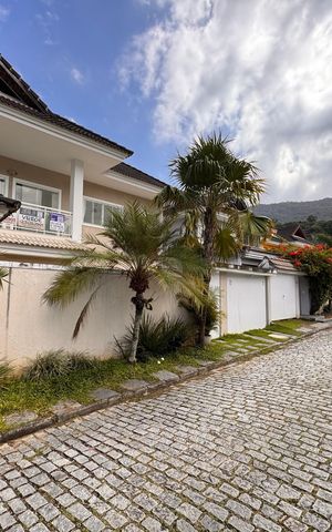 Casa de condomínio para alugar com 300m², 4 quartos e 3 vagas Casa de condomínio para alugar com 300m², 4 quartos e 3 vagasFachada