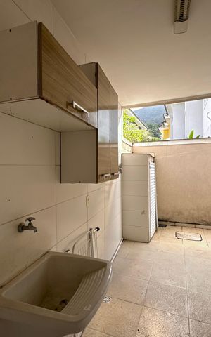 Casa de condomínio para alugar com 300m², 4 quartos e 3 vagas Casa de condomínio para alugar com 300m², 4 quartos e 3 vagasÁrea de Serviço