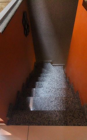Casa à venda com 133m², 3 quartos e 3 vagas Casa à venda com 133m², 3 quartos e 3 vagasEscada