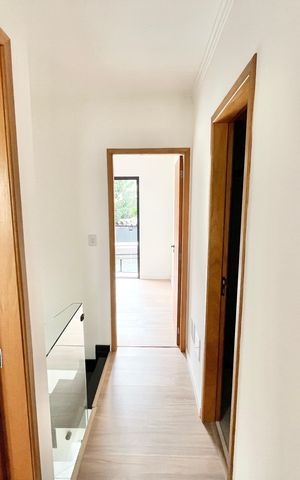 Casa à venda com 80m², 3 quartos e 2 vagasCorredor