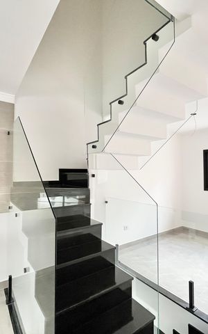 Casa à venda com 80m², 3 quartos e 2 vagasEscada