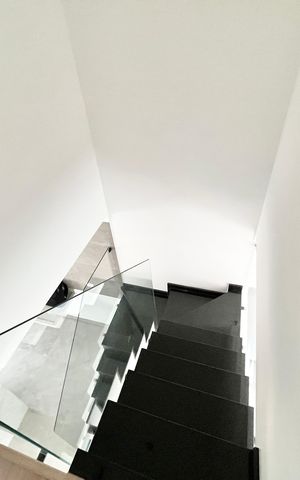 Casa à venda com 80m², 3 quartos e 2 vagasEscada
