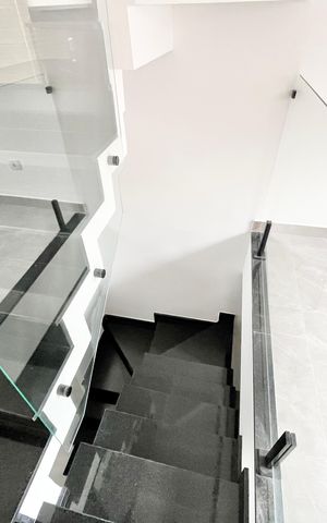 Casa à venda com 80m², 3 quartos e 2 vagasEscada