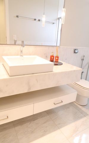 Casa de condomínio para alugar com 319m², 3 quartos e 4 vagasBanheiro do Quarto 1