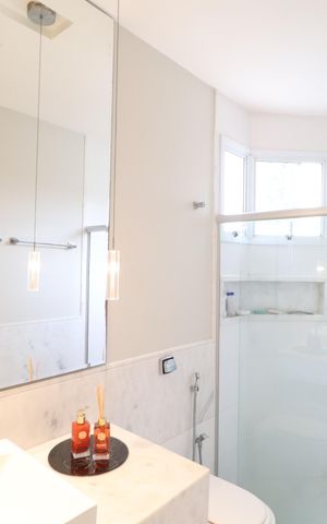 Casa de condomínio para alugar com 319m², 3 quartos e 4 vagasBanheiro do Quarto 1