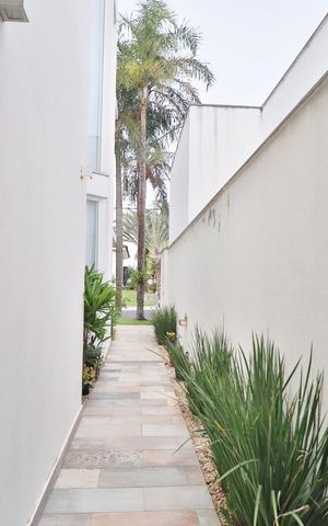 Casa de condomínio para alugar com 319m², 3 quartos e 4 vagasCorredor
