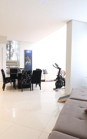 Casa de condomínio para alugar com 319m², 3 quartos e 4 vagasSala