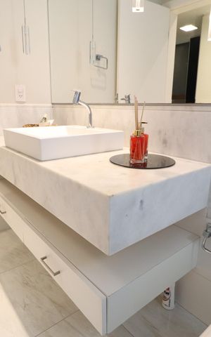 Casa de condomínio para alugar com 319m², 3 quartos e 4 vagasBanheiro do Quarto 1