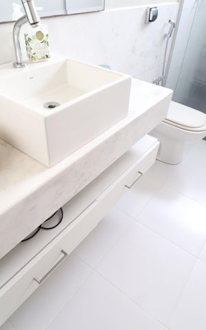 Casa de condomínio para alugar com 319m², 3 quartos e 4 vagasBanheiro do Quarto 2