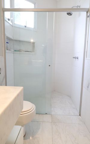 Casa de condomínio para alugar com 319m², 3 quartos e 4 vagasBanheiro do Quarto 1