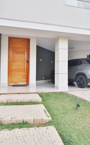 Casa de condomínio para alugar com 319m², 3 quartos e 4 vagasFachada