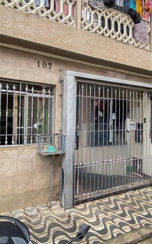 Casa à venda com 120m², 2 quartos e 1 vaga Casa à venda com 120m², 2 quartos e 1 vagaFachada