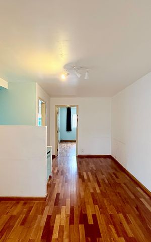 Casa à venda com 85m², 2 quartos e sem vaga Casa à venda com 85m², 2 quartos e sem vagaSala