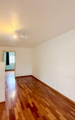 Casa à venda com 85m², 2 quartos e sem vaga Casa à venda com 85m², 2 quartos e sem vagaSala