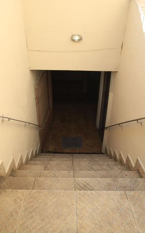 Casa à venda com 192m², 4 quartos e 1 vagaEscada externa