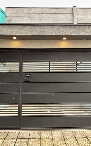 Casa à venda com 170m², 3 quartos e 3 vagas Casa à venda com 170m², 3 quartos e 3 vagasFachada