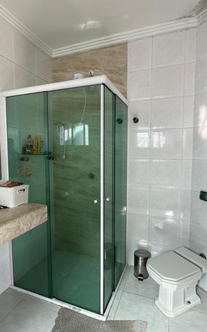 Casa de condomínio para alugar com 254m², 4 quartos e 11 vagas Casa de condomínio para alugar com 254m², 4 quartos e 11 vagasBanheiro da Suíte 2