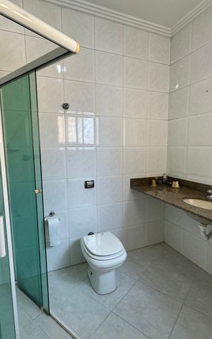 Casa de condomínio para alugar com 254m², 4 quartos e 11 vagas Casa de condomínio para alugar com 254m², 4 quartos e 11 vagasBanheiro da Suíte 1